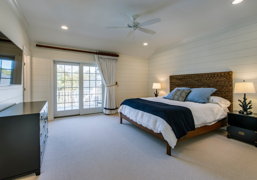 Diseño de dormitorio principal costero de tamaño medio sin chimenea con paredes blancas, moqueta y suelo gris