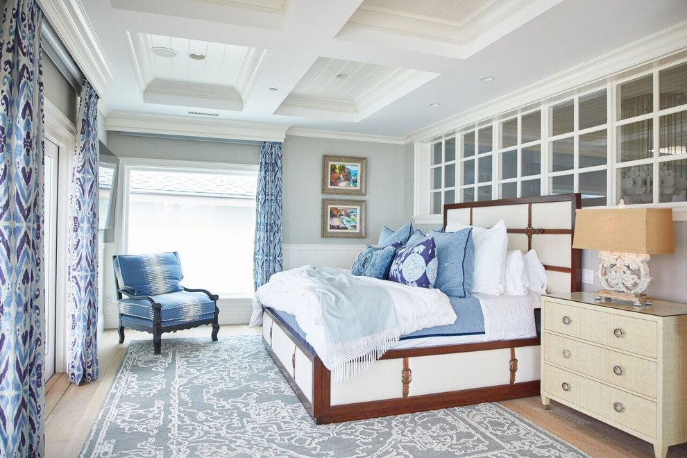 Идея дизайна: большая хозяйская спальня в морском стиле с серыми стенами, светлым паркетным полом и бежевым полом без камина