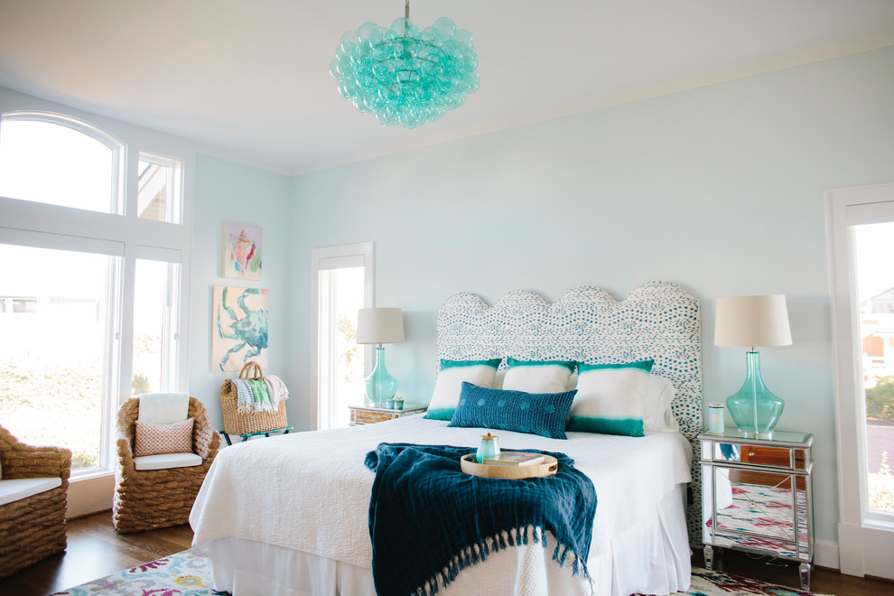 他の地域にあるビーチスタイルのおしゃれな寝室 (青い壁、濃色無垢フローリング、茶色い床) のインテリア