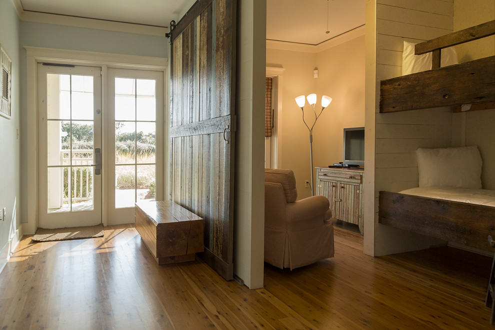 Immagine di una piccola camera degli ospiti costiera con parquet chiaro