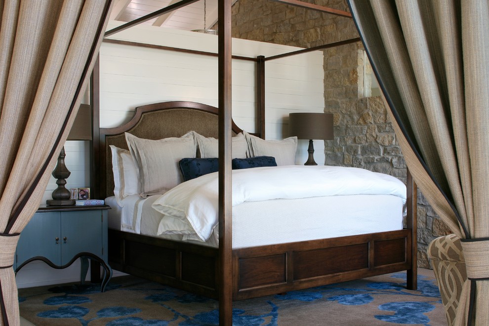 Свежая идея для дизайна: хозяйская спальня в морском стиле с белыми стенами - отличное фото интерьера