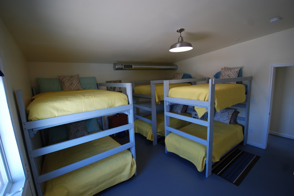 Foto di una camera da letto stile loft stile marinaro di medie dimensioni con pareti bianche e pavimento in cemento