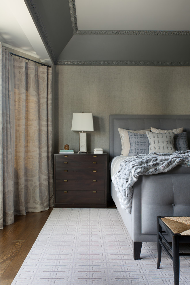 На фото: хозяйская спальня среднего размера: освещение в стиле неоклассика (современная классика) с серыми стенами, темным паркетным полом и коричневым полом