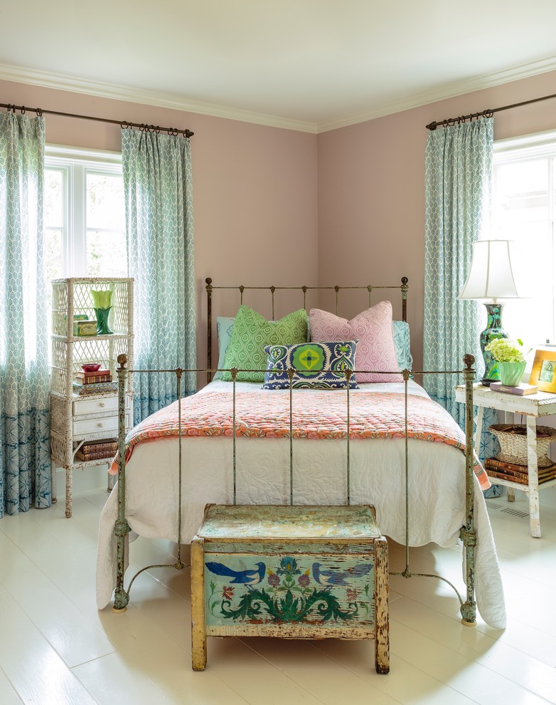 Пример оригинального дизайна: гостевая спальня среднего размера, (комната для гостей) в морском стиле с фиолетовыми стенами и деревянным полом