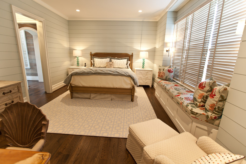 Imagen de dormitorio marinero con paredes grises y suelo de madera oscura