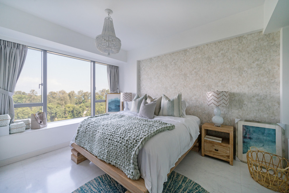 Großes Maritimes Schlafzimmer ohne Kamin mit weißer Wandfarbe und weißem Boden in Singapur