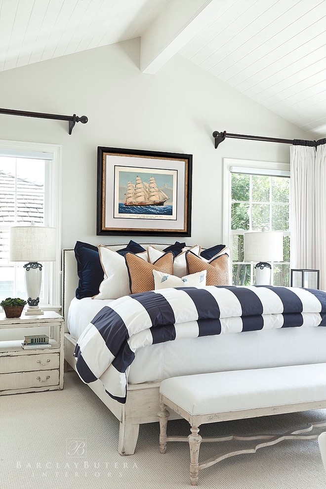 На фото: хозяйская спальня в морском стиле с белыми стенами и ковровым покрытием без камина с