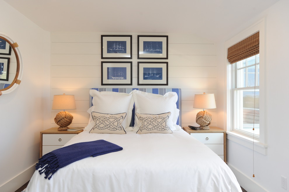 ニューヨークにあるビーチスタイルのおしゃれな客用寝室 (白い壁) のインテリア
