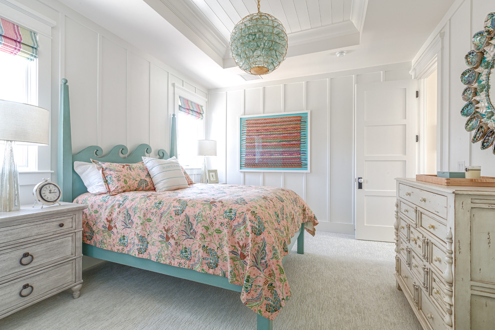 Ejemplo de dormitorio costero con moqueta, paredes blancas y suelo gris