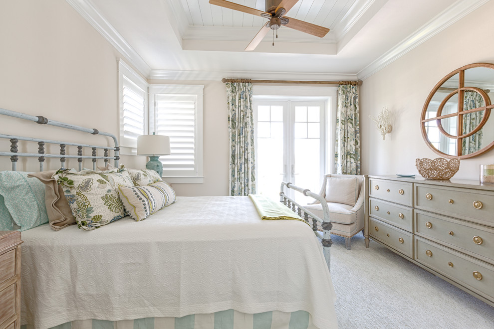 Idées déco pour une chambre avec moquette bord de mer avec un mur beige et un sol blanc.