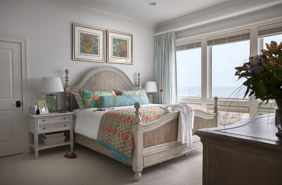 他の地域にある広いビーチスタイルのおしゃれな主寝室 (カーペット敷き、暖炉なし)