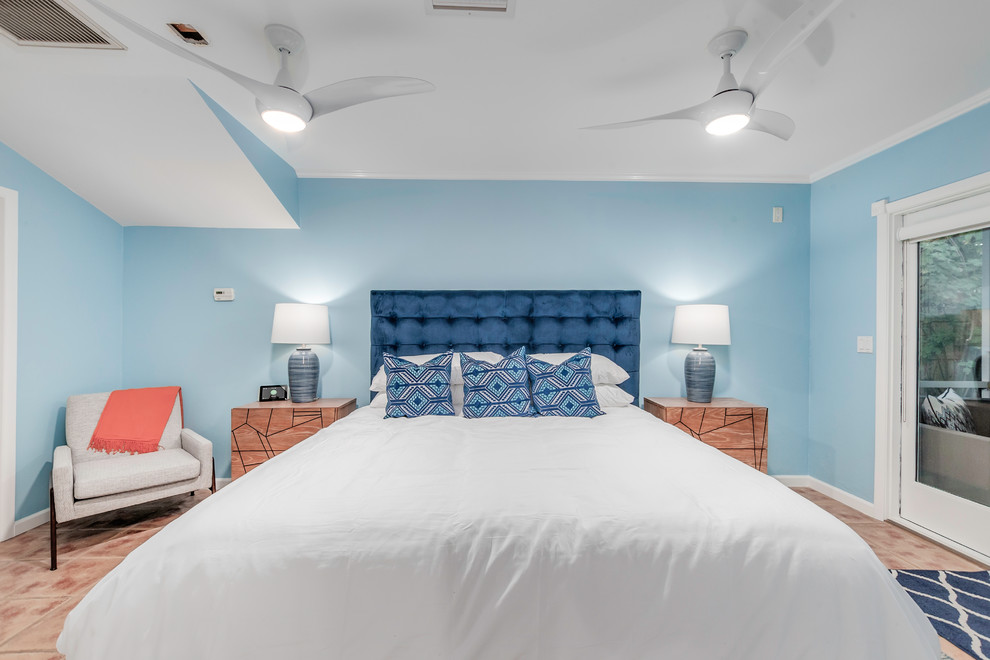 Idee per una camera da letto stile marino con pareti blu e pavimento rosso