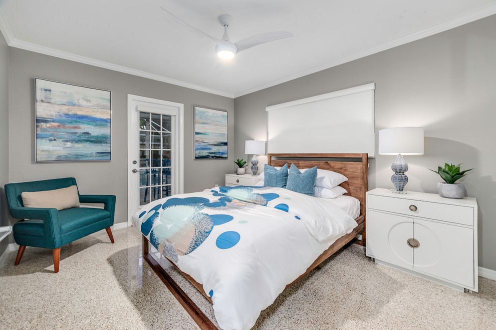 Maritimes Schlafzimmer mit grauer Wandfarbe und beigem Boden in Tampa