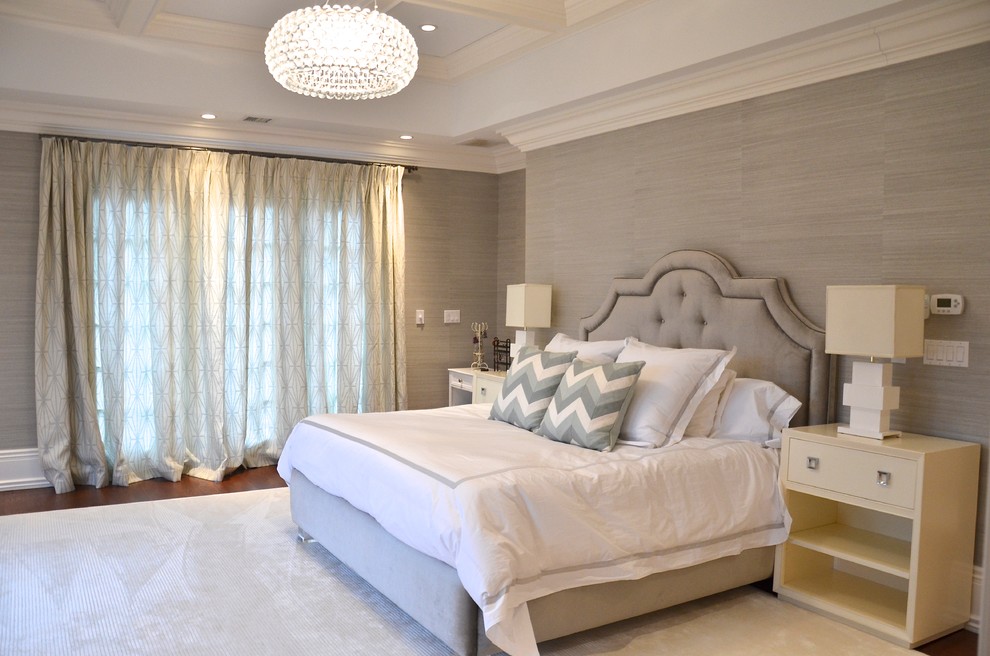 Идея дизайна: хозяйская спальня среднего размера в морском стиле с серыми стенами, темным паркетным полом и коричневым полом без камина