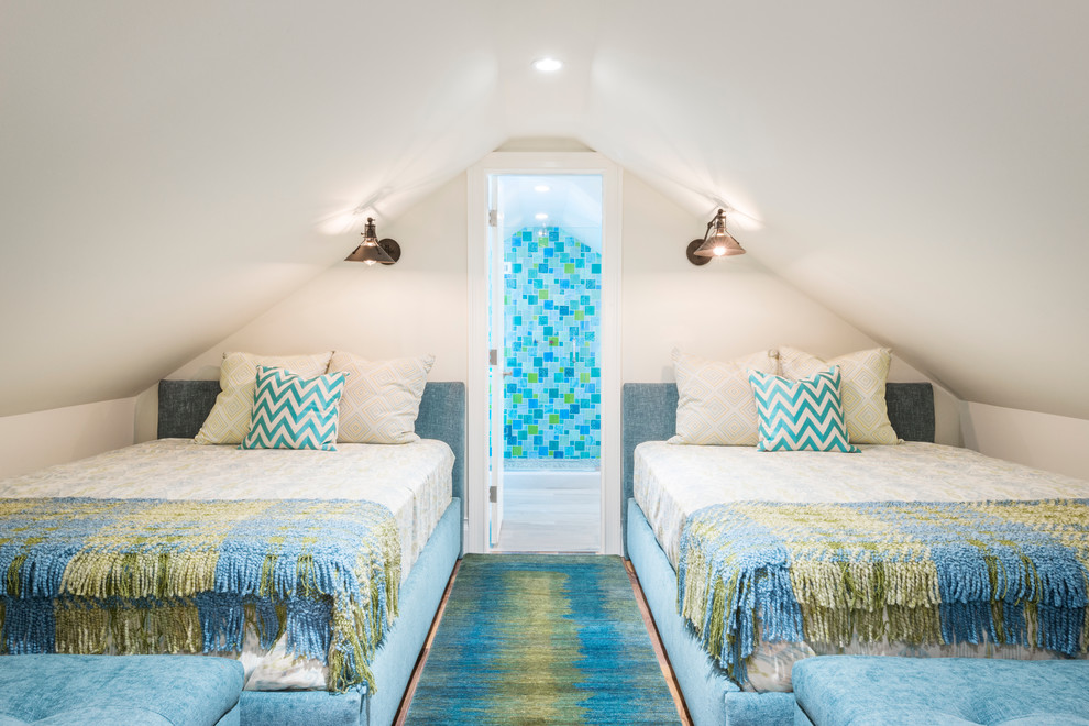 Diseño de habitación de invitados costera con paredes blancas