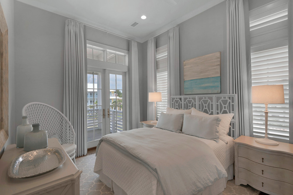 На фото: гостевая спальня среднего размера, (комната для гостей) в морском стиле с серыми стенами и темным паркетным полом без камина