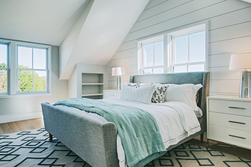 Пример оригинального дизайна: гостевая спальня (комната для гостей) в морском стиле с белыми стенами и светлым паркетным полом
