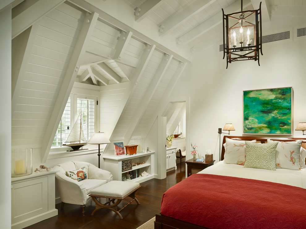 Ejemplo de dormitorio marinero con paredes blancas, suelo marrón y suelo de madera oscura
