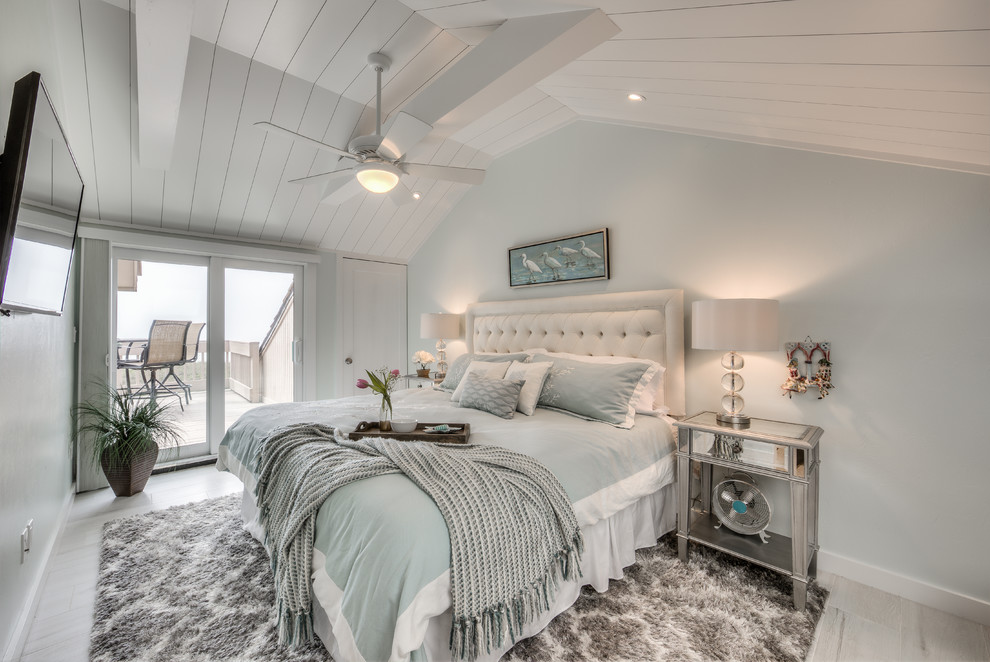 Ispirazione per una camera da letto stile marino con pareti blu, pavimento in legno verniciato e pavimento bianco