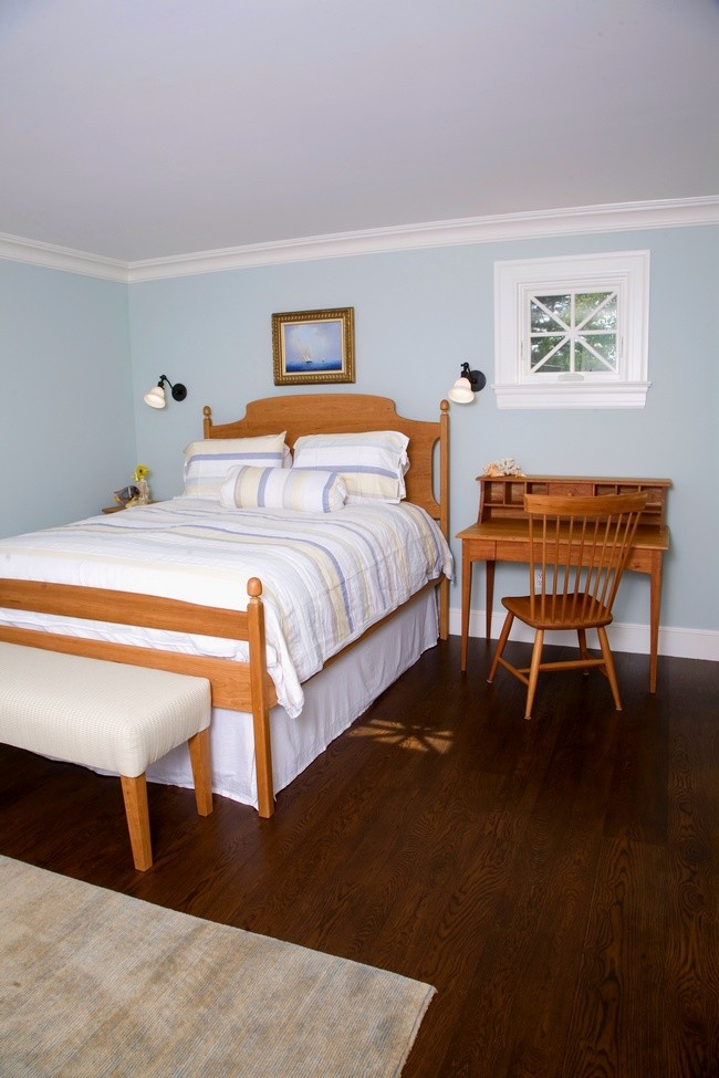 Imagen de habitación de invitados tradicional renovada de tamaño medio sin chimenea con paredes azules y suelo de madera oscura