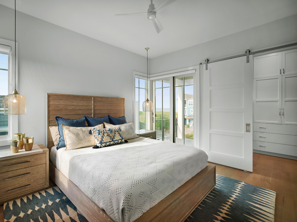 Идея дизайна: большая хозяйская спальня в морском стиле с серыми стенами и паркетным полом среднего тона без камина