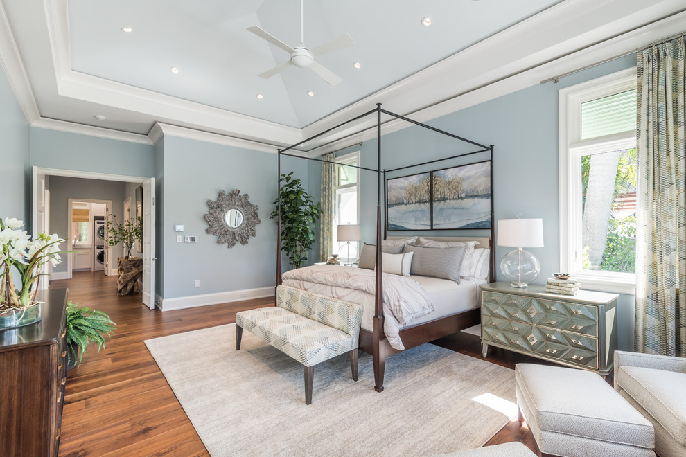 Foto di una camera da letto costiera con pareti blu, pavimento in legno massello medio e pavimento marrone