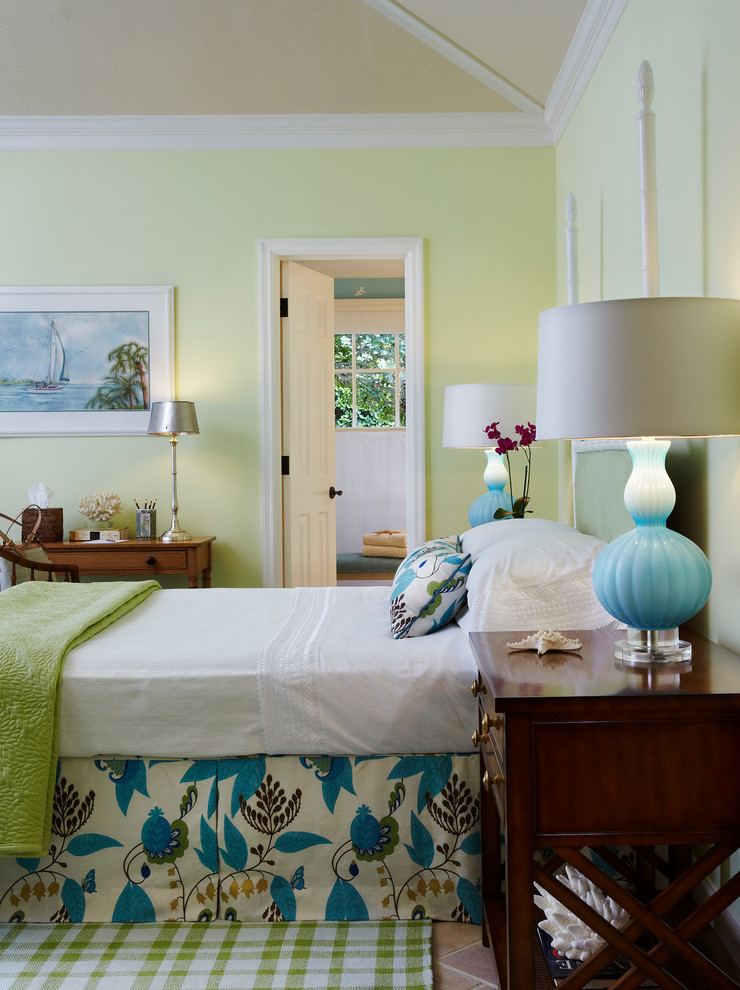 На фото: гостевая спальня среднего размера, (комната для гостей) в морском стиле с зелеными стенами, полом из керамической плитки и коричневым полом без камина