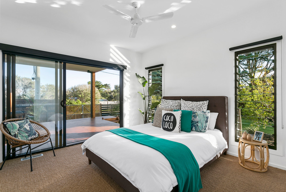 На фото: гостевая спальня (комната для гостей) в морском стиле с белыми стенами, ковровым покрытием и коричневым полом с