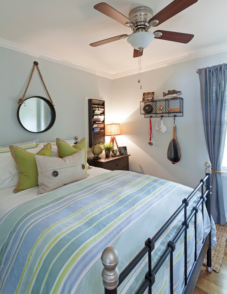 Maritimes Schlafzimmer ohne Kamin mit grauer Wandfarbe und braunem Holzboden in Charlotte