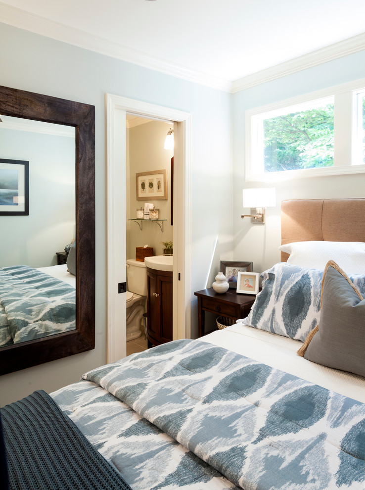 Пример оригинального дизайна: спальня в морском стиле с синими стенами без камина