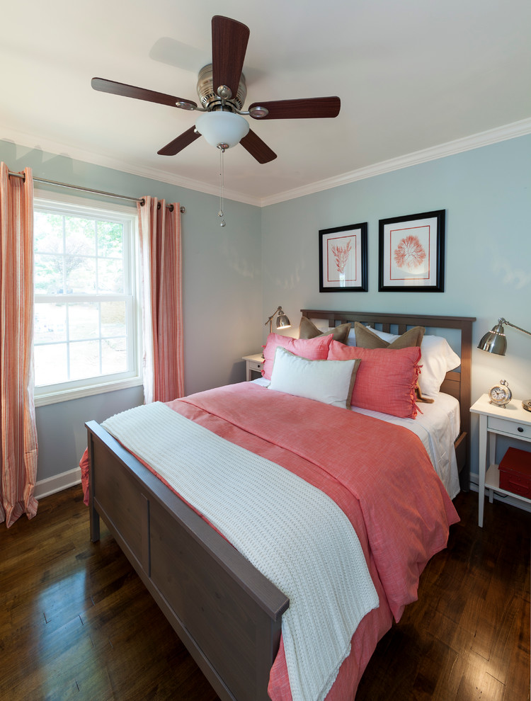 Maritimes Schlafzimmer mit blauer Wandfarbe in Charlotte
