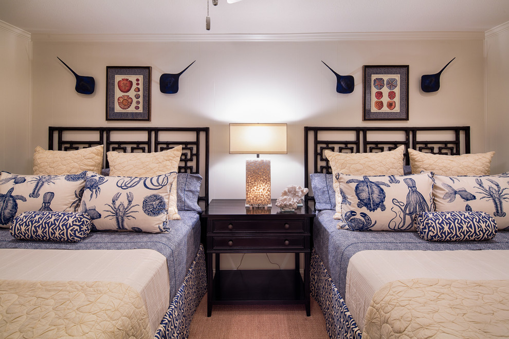 На фото: гостевая спальня (комната для гостей) в морском стиле с белыми стенами с