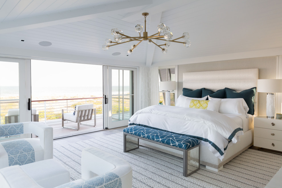 Esempio di una camera da letto costiera con pavimento in legno massello medio, pavimento marrone, soffitto in perlinato e soffitto a volta