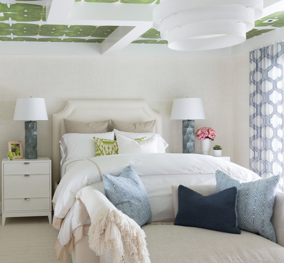 Maritimes Schlafzimmer mit beiger Wandfarbe, Teppichboden, beigem Boden, freigelegten Dachbalken und Tapetendecke in Sonstige