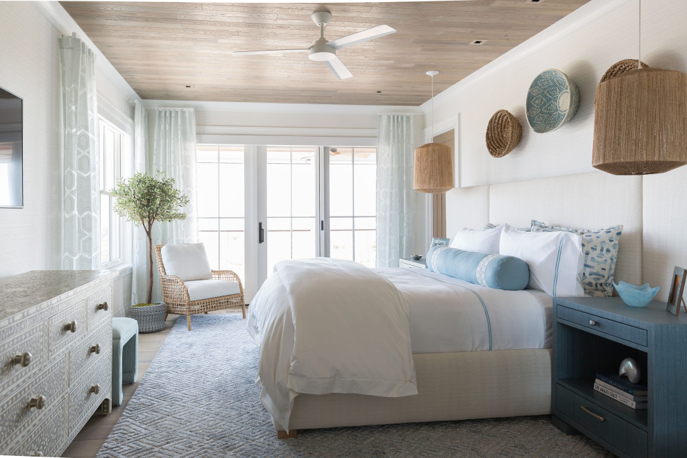 На фото: спальня в морском стиле с бежевыми стенами, паркетным полом среднего тона, коричневым полом и деревянными стенами с