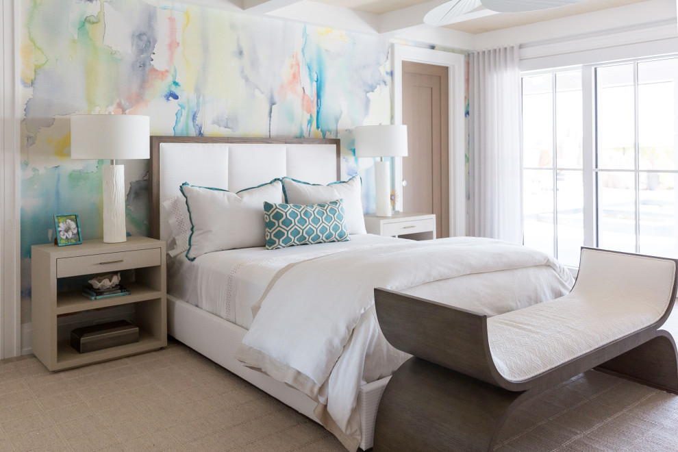 Imagen de dormitorio costero con paredes multicolor, vigas vistas y papel pintado