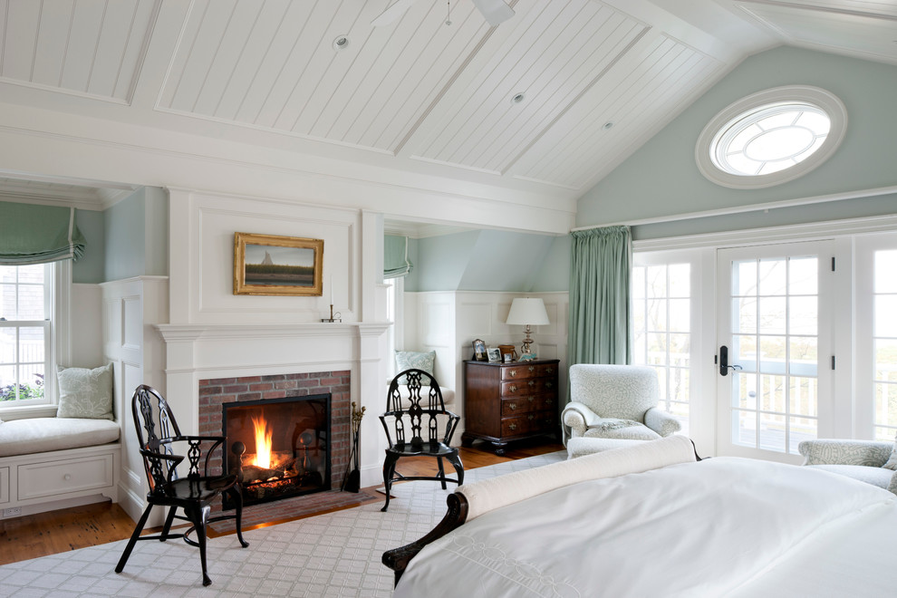 ボストンにあるビーチスタイルのおしゃれな寝室 (青い壁、レンガの暖炉まわり、標準型暖炉) のインテリア