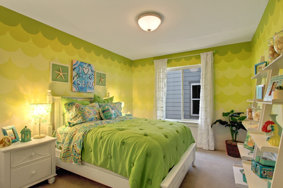 Cette photo montre une chambre avec moquette bord de mer avec un mur multicolore.