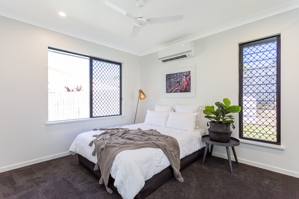 Идея дизайна: гостевая спальня (комната для гостей) в морском стиле с серыми стенами, ковровым покрытием и коричневым полом