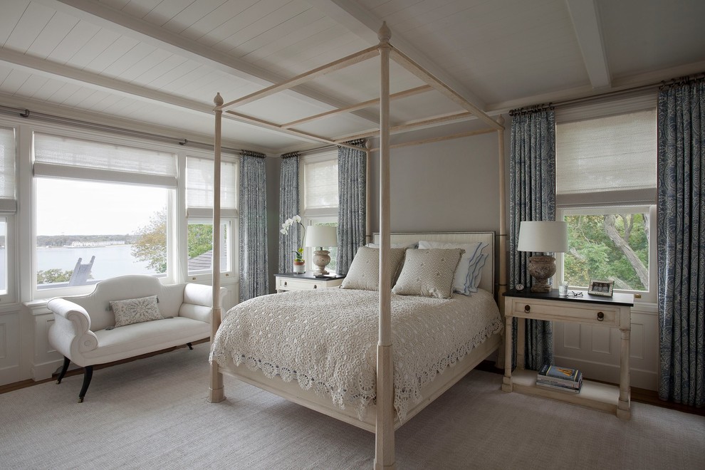 Источник вдохновения для домашнего уюта: большая хозяйская спальня в морском стиле с серыми стенами, ковровым покрытием и белым полом без камина