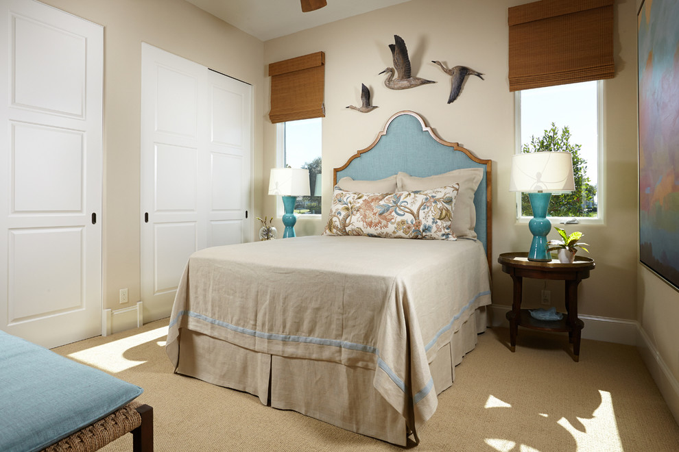 Esempio di una camera da letto costiera con pareti beige e moquette