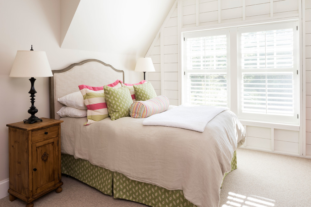 Источник вдохновения для домашнего уюта: спальня в морском стиле с белыми стенами, ковровым покрытием и серым полом