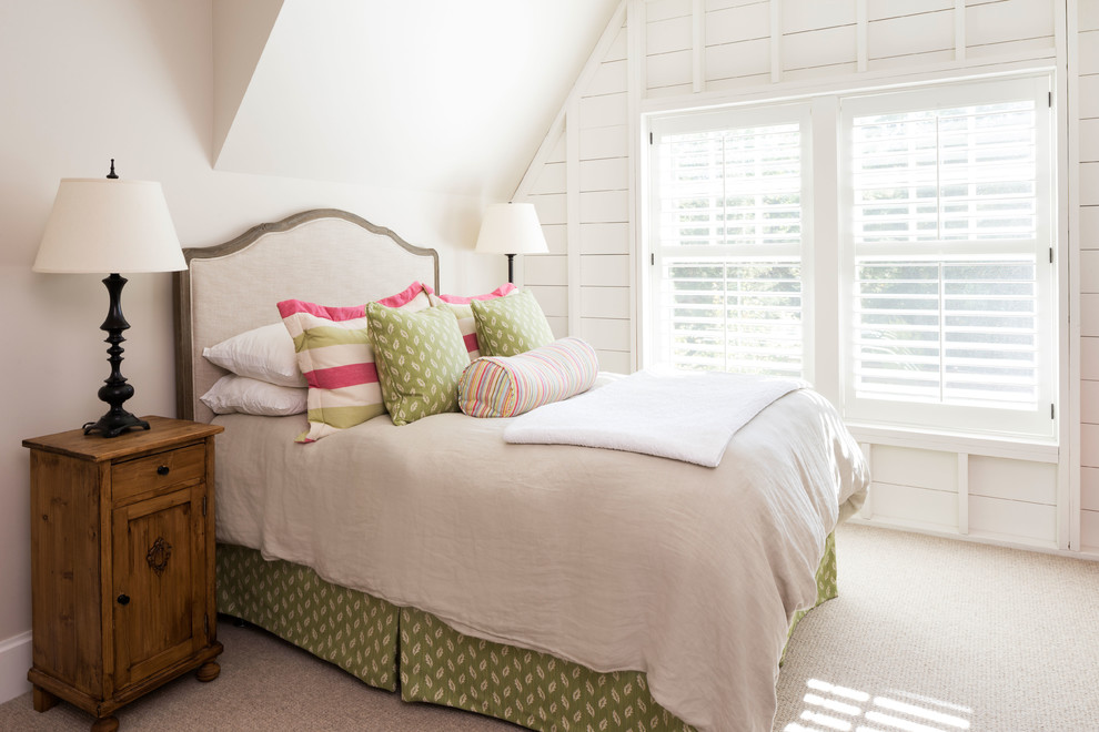 Réalisation d'une chambre avec moquette grise et rose marine avec un mur blanc et un sol gris.