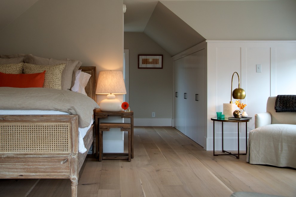 Maritimes Schlafzimmer mit beiger Wandfarbe und braunem Holzboden in Boston