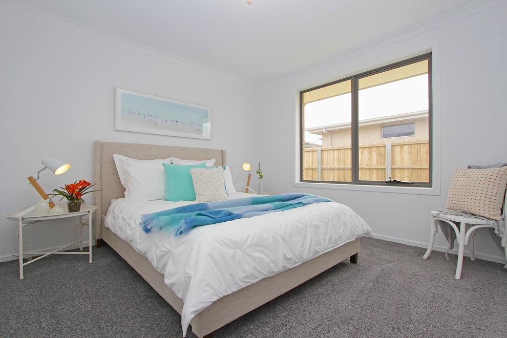 Immagine di una camera da letto costiera con pareti bianche e moquette