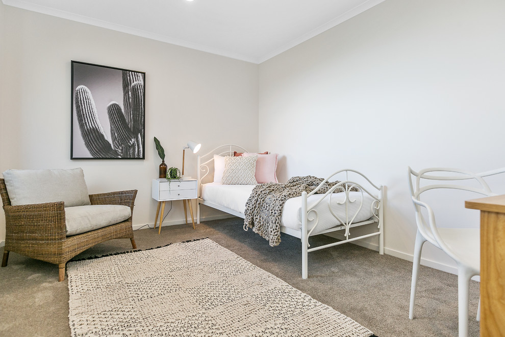 Diseño de habitación de invitados costera con paredes beige, moqueta y suelo gris