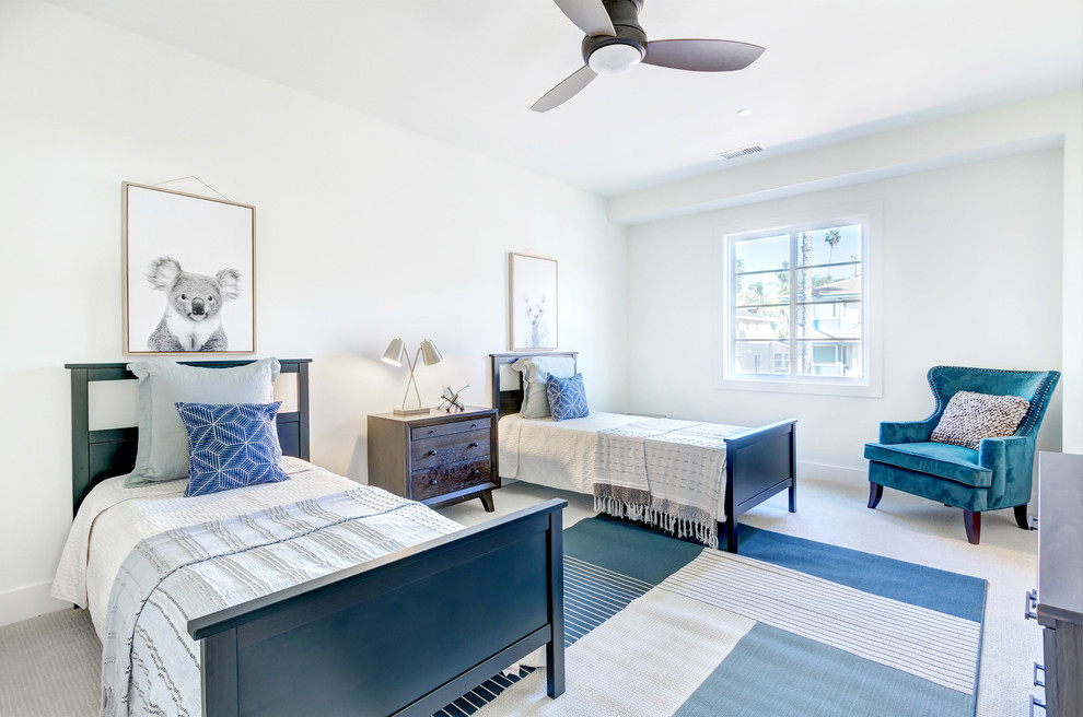 Maritimes Gästezimmer mit weißer Wandfarbe, Teppichboden und grauem Boden in San Diego