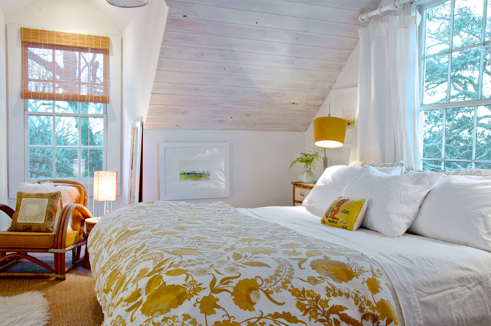 Идея дизайна: хозяйская спальня в морском стиле с белыми стенами