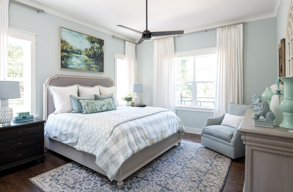 Großes Maritimes Hauptschlafzimmer ohne Kamin mit blauer Wandfarbe, dunklem Holzboden und braunem Boden in Dallas
