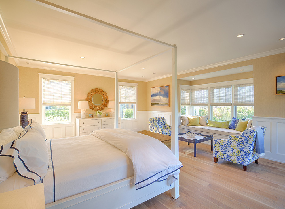 Modelo de dormitorio marinero con paredes beige y suelo de madera en tonos medios